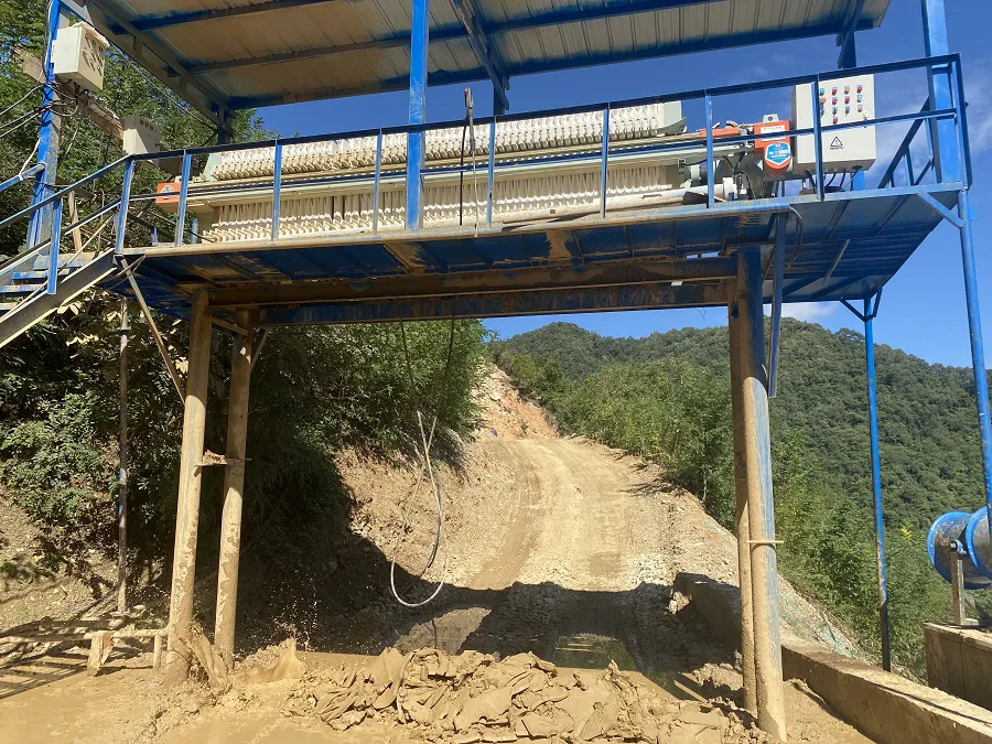 尾矿污泥压滤机处理尾矿矿浆处理现场