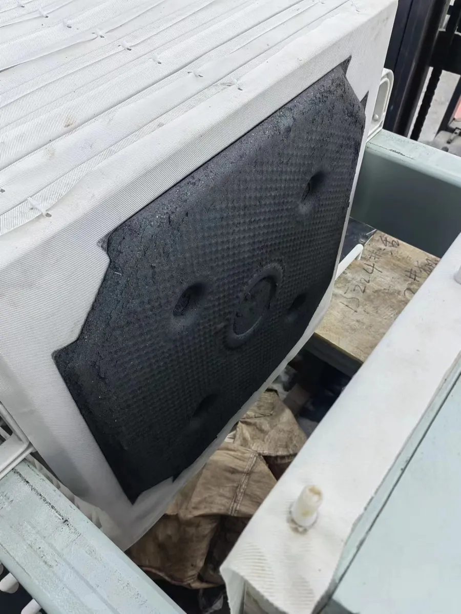 （液压自动保压压滤机处理汽车保险杠废水——泥饼效果）